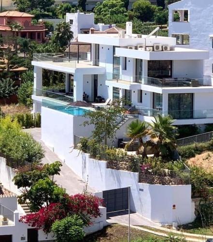 Stunning villa in Benalmádena with amazing views, pool and large gym