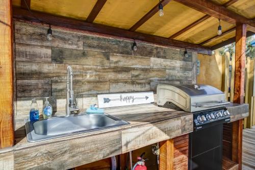 uma cozinha com um lavatório e uma torradeira num balcão em LoKal Rental Tropical Florida destination em Fort Lauderdale
