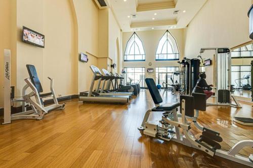 Fitness centrum a/nebo fitness zařízení v ubytování Traditional 2 Bedroom with Dubai Fountain View