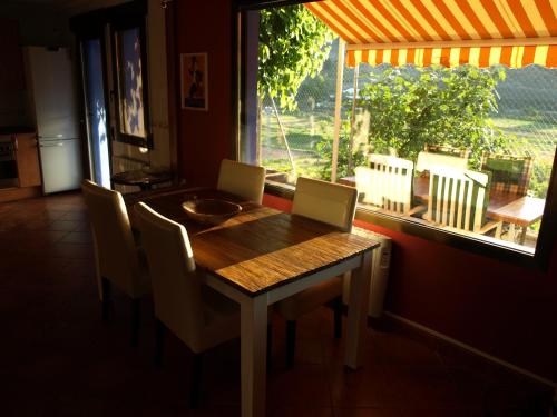 a dining room with a table and chairs and a window at Suite Rural Carenas in Carenas