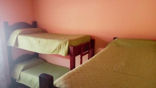 Habitación con 2 literas en una habitación en Paso del Campo Estrellado en Humahuaca