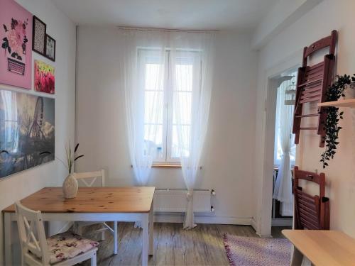 a dining room with a table and a window at Apartment mit Garten, 10 min zu Fuß in die Koblenzer Altstadt in Koblenz