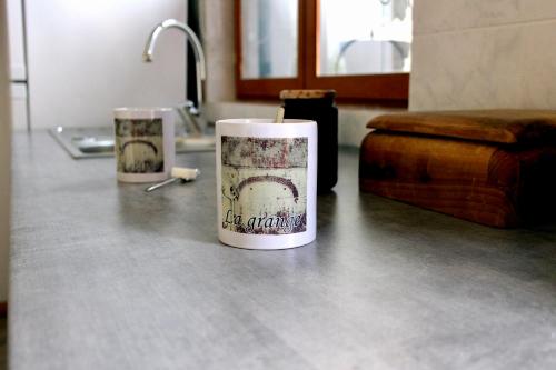 2 tasses à café assises au-dessus d'un comptoir dans l'établissement La Grange de Misy, à Misy-sur-Yonne