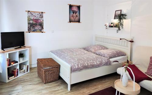 a small bedroom with a bed and a tv at Apartment mit Garten, 10 min zu Fuß in die Koblenzer Altstadt in Koblenz