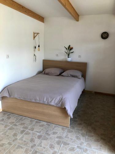 - une chambre avec un lit et une plante dans l'établissement La Grange de Misy, à Misy-sur-Yonne