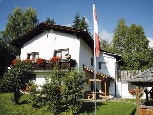 a house with a dog on a balcony at Ferienwohnung Hobelleitner in Sankt Blasen