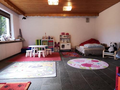 Habitación con 2 alfombras y 1 dormitorio con 1 cama en Ferienhaus Anjofina, en Altenau