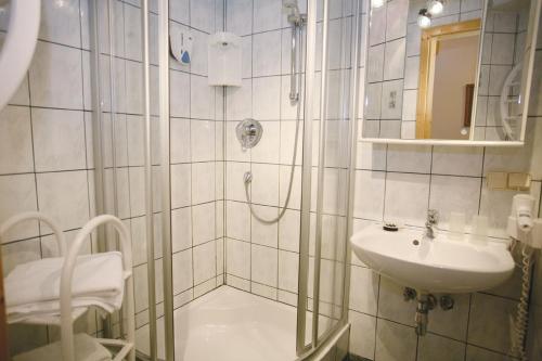 y baño con ducha y lavamanos. en Ferienwohnung Hobelleitner, en Sankt Blasen