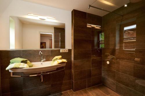 a bathroom with a sink and a shower at Gästehaus am Brunnen in Bad Hindelang