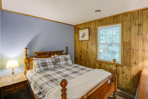 - une chambre avec un lit et une fenêtre dans l'établissement Charming Gatlinburg Home Pets and Families Welcome!, à Gatlinburg