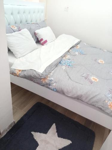 łóżko w pokoju z dywanem na podłodze w obiekcie Amani homes w mieście Thika