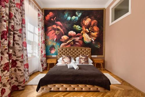 克拉科夫的住宿－米克拉伊斯卡5號公寓酒店，卧室的墙上挂着鲜花