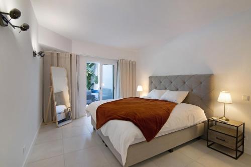 1 dormitorio con cama grande y ventana grande en Encosta do Lago - With Private Pool, en Quinta do Lago