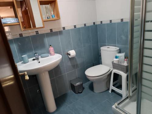 La salle de bains est pourvue d'un lavabo et de toilettes. dans l'établissement Playa de la palmera, à Candás