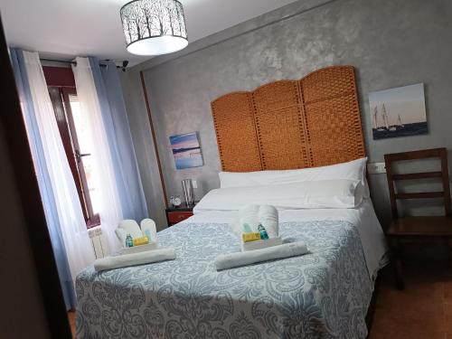 - une chambre dotée d'un lit avec des chaussures dans l'établissement Playa de la palmera, à Candás