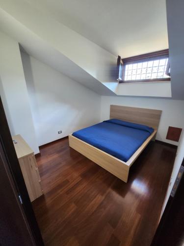 Ένα ή περισσότερα κρεβάτια σε δωμάτιο στο Villa elegante e suggestiva nel cuore verde di Marco Simone a due passi dai campi da golf
