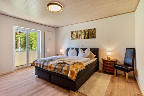1 dormitorio con cama, escritorio y silla en Ferienwohnung Kuckucksnest, en Lahr