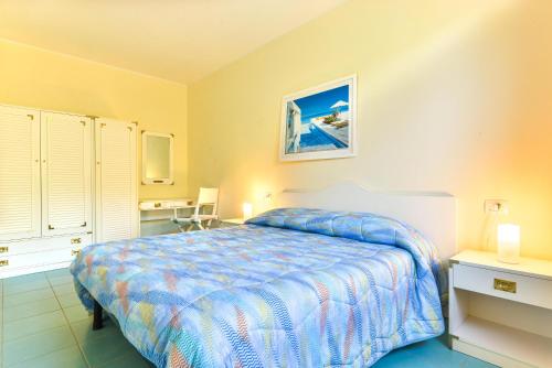 una camera con letto e piumone blu di Casa Mambrino Panorama a Cavo
