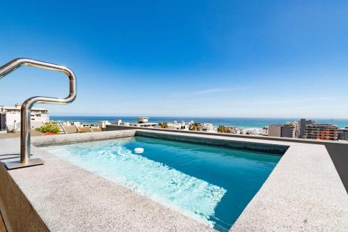 Bazén v ubytování Luxury Studio with Ocean Views and Rooftop Pool nebo v jeho okolí
