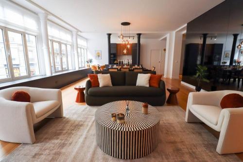 un salon avec un canapé et une table dans l'établissement AmazingApartment # Le Marais# Rue Des Archives# AC, à Paris