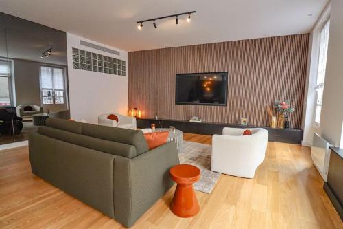 - un salon avec un canapé et des fauteuils blancs dans l'établissement AmazingApartment # Le Marais# Rue Des Archives# AC, à Paris