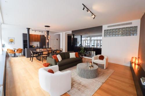 un salon avec un canapé, des chaises et une table dans l'établissement AmazingApartment # Le Marais# Rue Des Archives# AC, à Paris