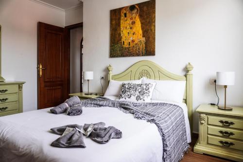 ein Schlafzimmer mit einem Bett mit Schuhen drauf in der Unterkunft Comfy Home in Los Cristianos in Arona