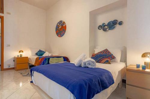 1 dormitorio con 2 camas y reloj en la pared en Stella Luxury House, en Roma