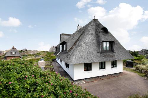 ラントゥムにあるFerienwohnung Haus Lazy Dolphinの茅葺き屋根の茅葺き家