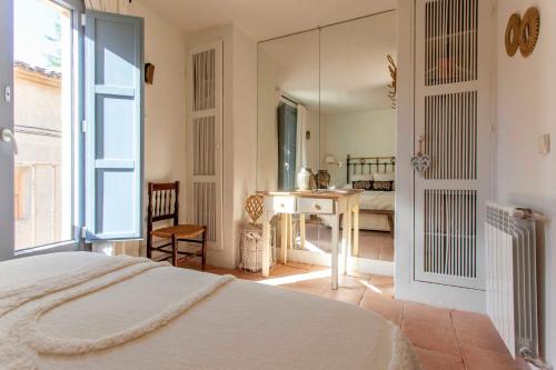 A bed or beds in a room at Casa rural 4 estrellas Chocolat Imón