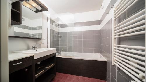 y baño con lavabo y bañera. en Chalets du Verdon 3302 - pied des pistes -6 pers, en Allos
