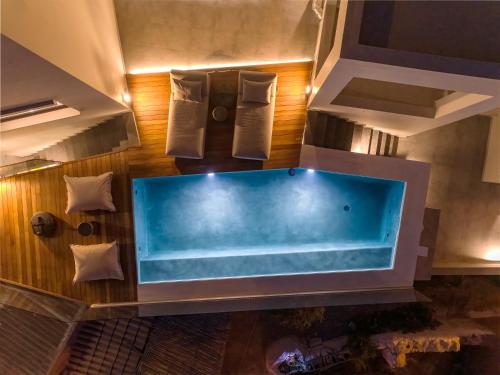 בריכת השחייה שנמצאת ב-Alectrona Living Crete, Olīvea Luxury Apartment או באזור