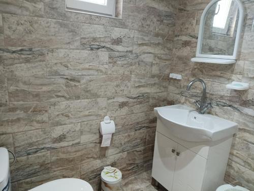 a bathroom with a sink and a toilet at 1-ва двойна стая in Dragoman