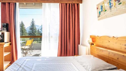 Schlafzimmer mit einem Bett und Blick auf einen Balkon in der Unterkunft V du Bachat B01 - Appt lumineux 6 pers in Chamrousse