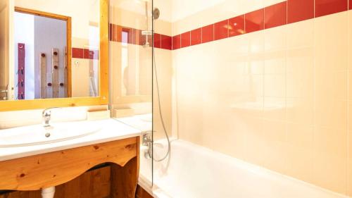 La salle de bains est pourvue d'un lavabo, d'une douche et d'une baignoire. dans l'établissement V du Bachat B02 - Appt grande terrasse 6 pers, à Chamrousse