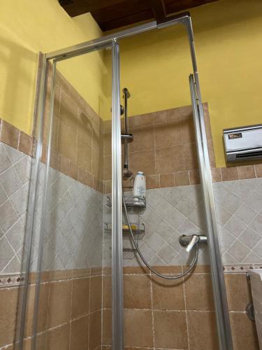 y baño con ducha y puerta de cristal. en Casa Esterina, en Garessio