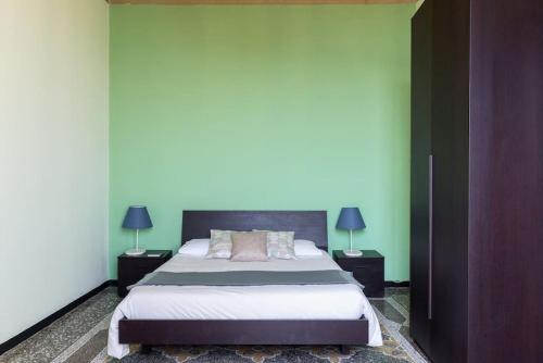 sypialnia z dużym łóżkiem i 2 lampami w obiekcie Carlotta Flexyrent Apartment w Rapallo