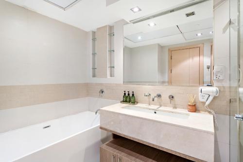Koupelna v ubytování Spacious Apartment with Full Marina View, 5 min from JBR Beach and Dubai Marina Mall