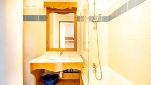 une salle de bain avec un lavabo, un miroir et une baignoire dans l'établissement V du Bachat A04 ASTERS - Appt spacieux 4 pers, à Chamrousse