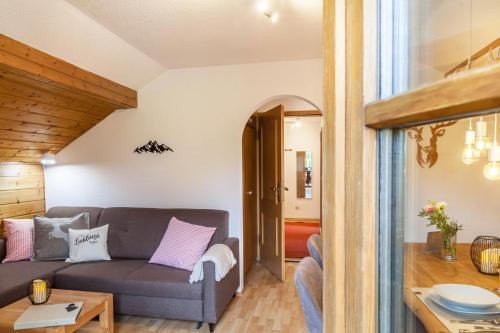 sala de estar con sofá y mesa en Ferienwohnung Reschberg en Farchant