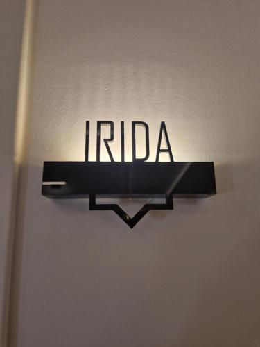 Un cartello che dice india appeso a un muro di Jensen Luxury Suites a Città di Rodi