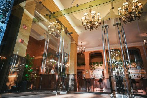- un hall d'un bâtiment avec un lustre dans l'établissement Alexandrovskiy Hotel, à Odessa