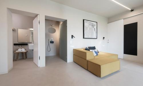 een woonkamer met een bank en een badkamer bij La Loggia Georg in Pianizza di Sopra