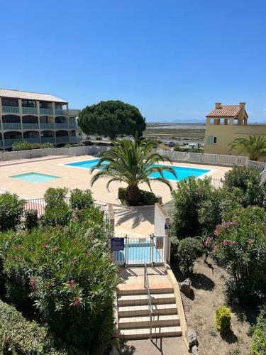 - une vue de tête sur un complexe avec une piscine dans l'établissement La Mezza de Gruissan, à Gruissan