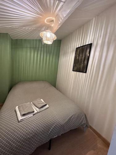 een slaapkamer met een bed met twee handdoeken erop bij La Mezza de Gruissan in Gruissan