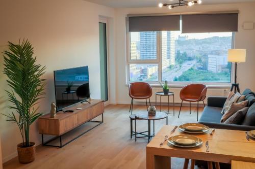 Μια τηλεόραση ή/και κέντρο ψυχαγωγίας στο Premium new apartment with panoramic castle view