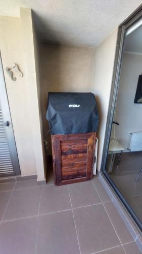 a room with a suitcase in the corner of a room at Departamento en la Playa de Algarrobo Norte in Algarrobo