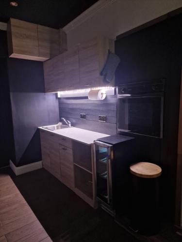 cocina con fregadero y fogones en The Penny Black Apartment With Indoor Hot Tub en Slamannan
