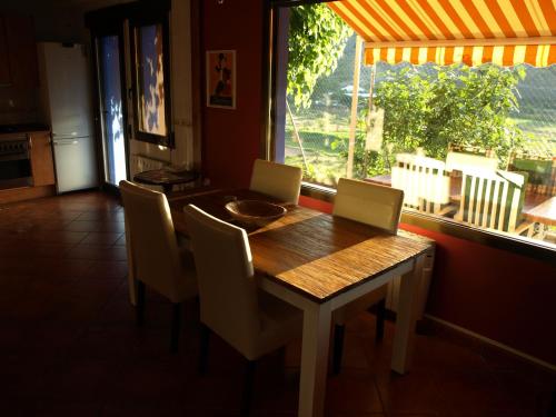a dining room with a table and chairs and a window at Suite Rural Carenas in Carenas