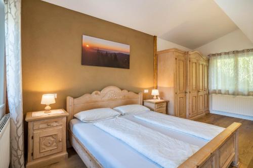 1 dormitorio con 1 cama grande y 2 mesitas de noche en Dalblick, en Oberharmersbach